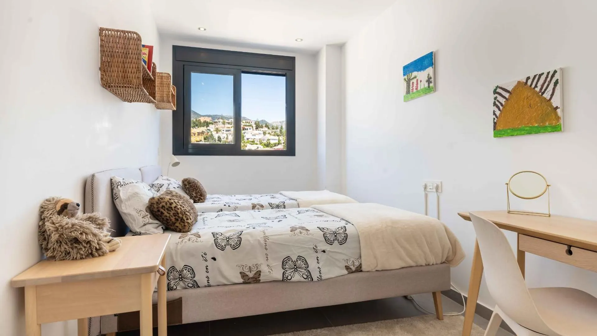 Modern Newbuild Townhouse With Quality Furniture Villa Fuengirola Tatil Evi
